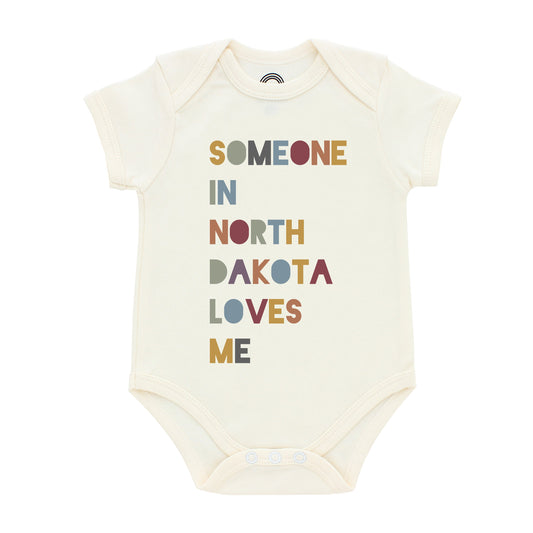 Someone in North Dakota Loves Me Short Sleeve Baby Bodysuit